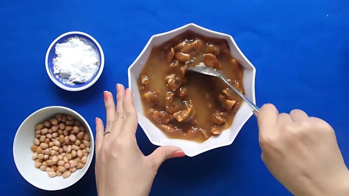Cách chế biến mứt me uống đá, bước đầu tiên: chuẩn bị nguyên liệu và các bước sơ chế cơ bản.
